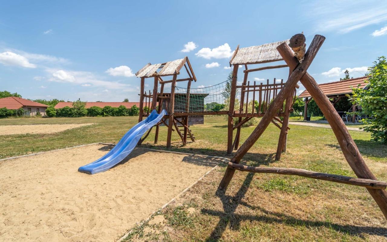 Apartmány Karmon Park Veľký Meder Esterno foto