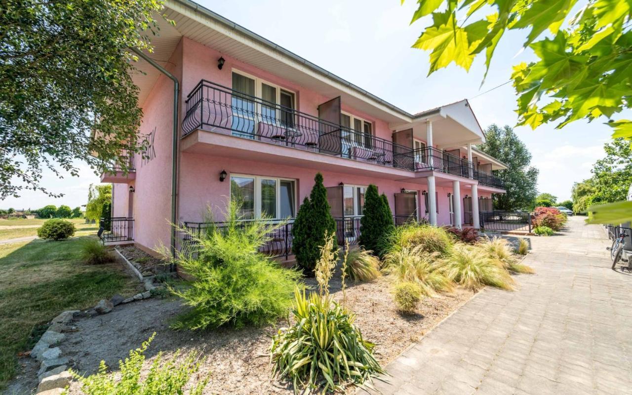 Apartmány Karmon Park Veľký Meder Esterno foto