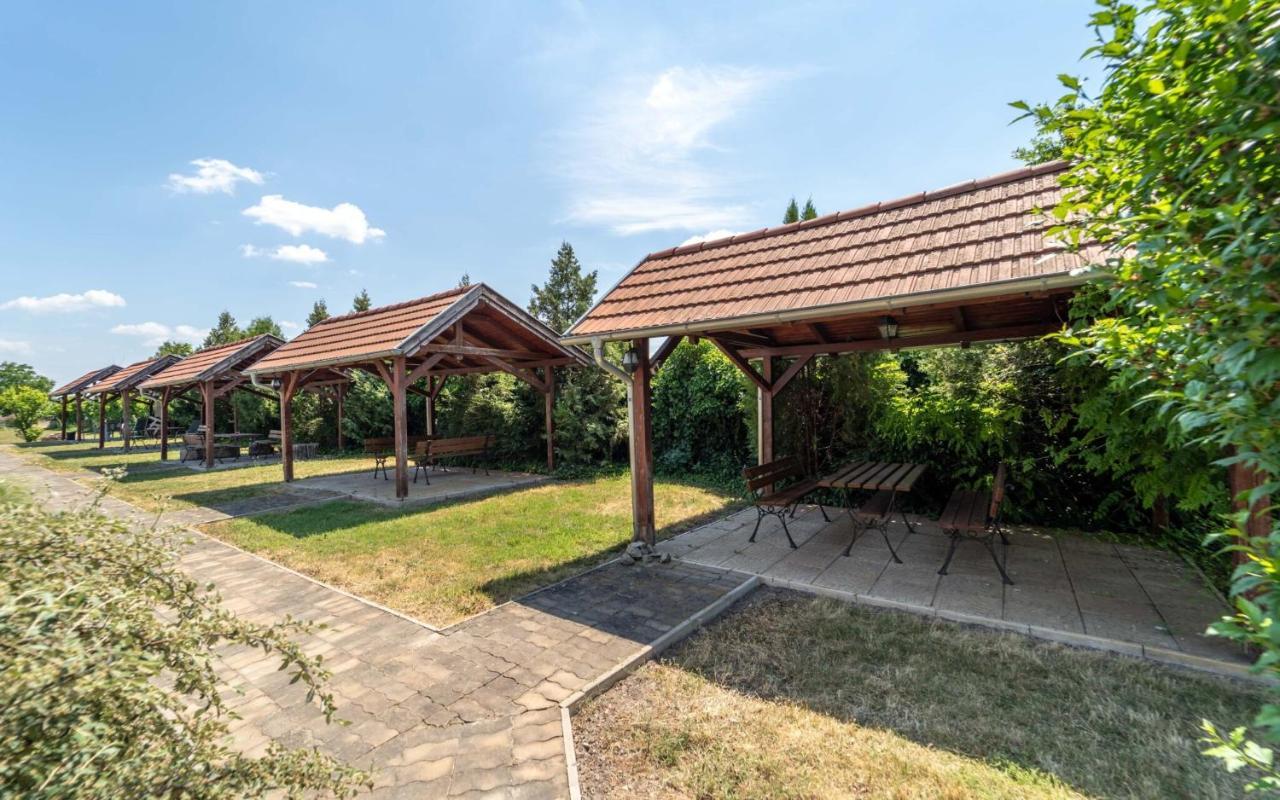 Apartmány Karmon Park Veľký Meder Esterno foto