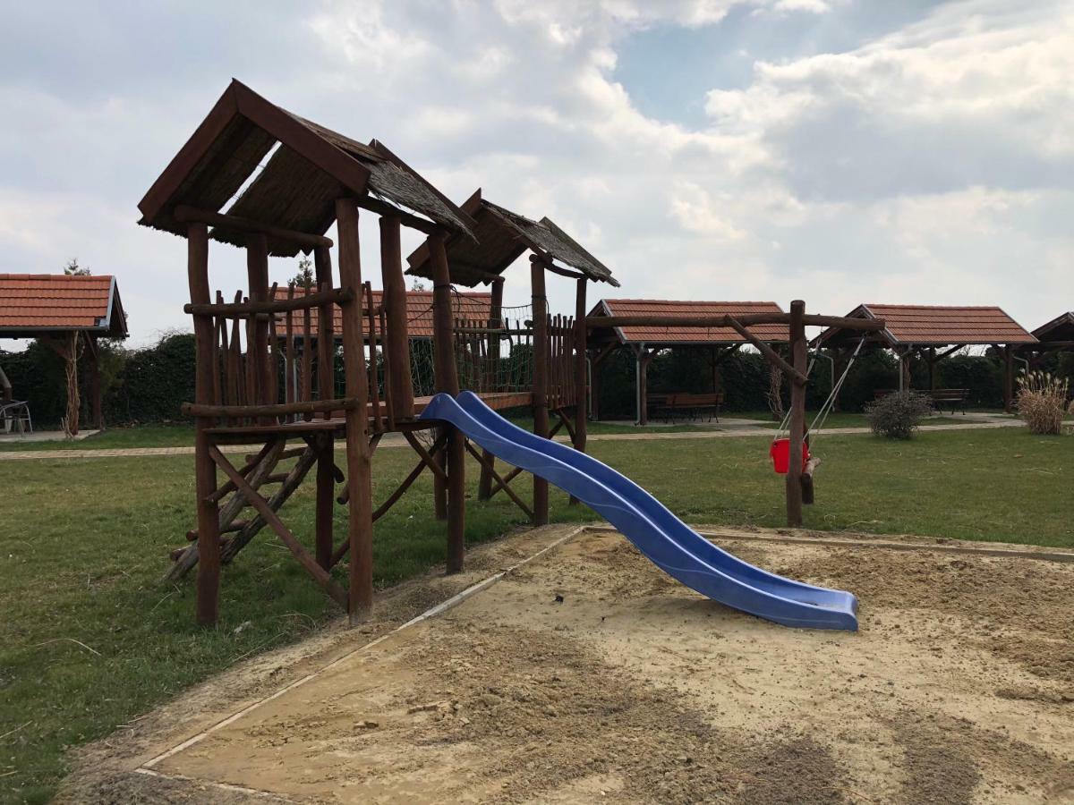 Apartmány Karmon Park Veľký Meder Esterno foto